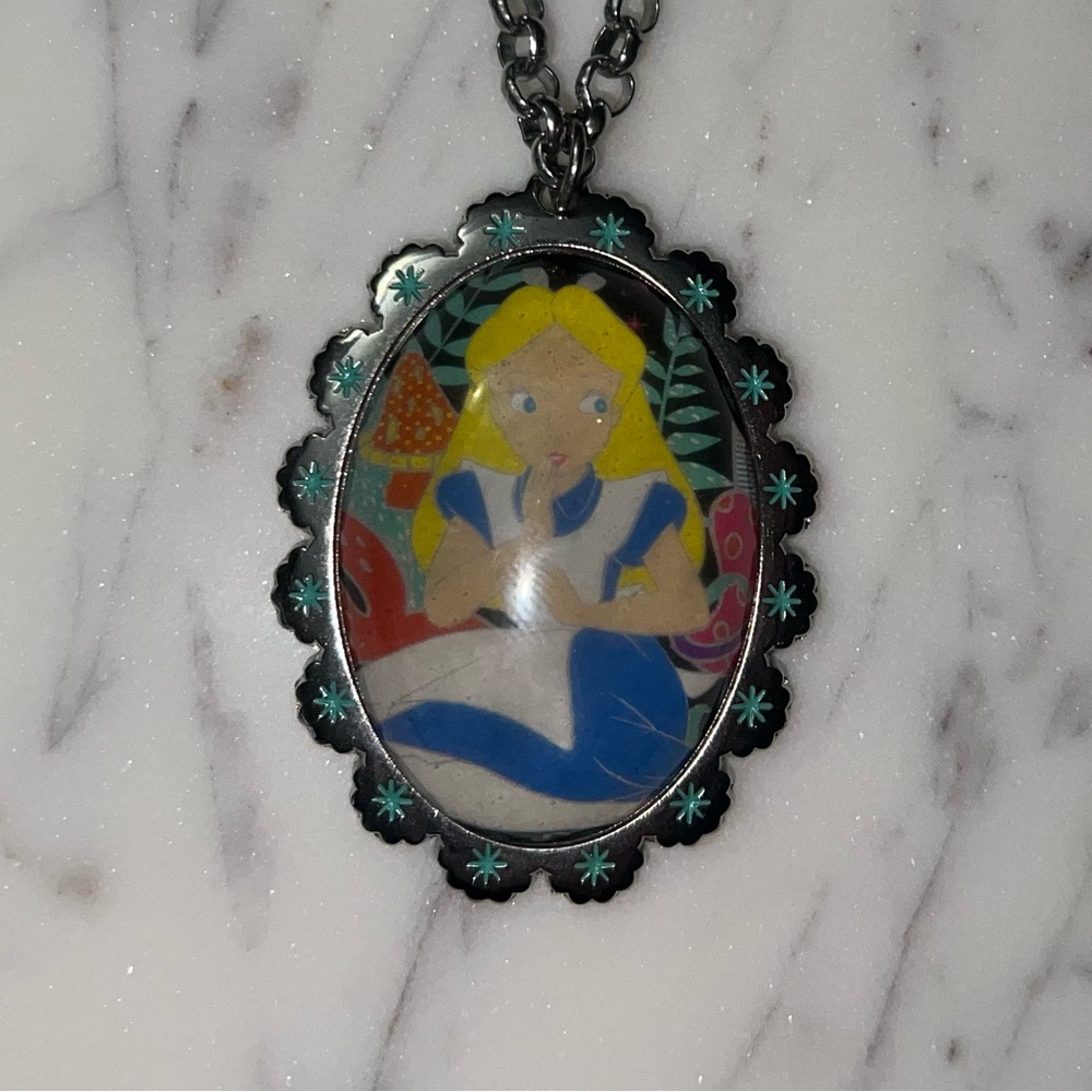 Disney Couture 🌹 Alice in Wonderland Elegant Silver Pendant Women’s Necklace Y2K